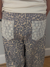 Load image into Gallery viewer, Printed Twill Pants Leopard
